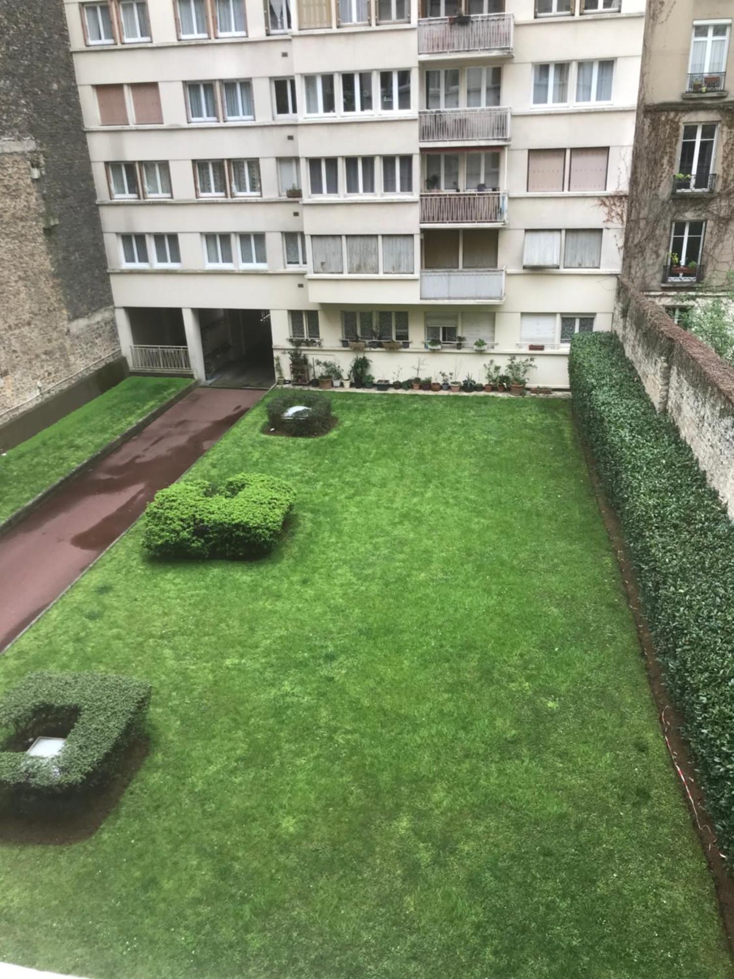 2 Pieces Lumineux Et Calme A * Parijs